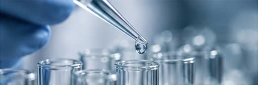 Pipetta e provette in laboratorio, immagine illustrativa